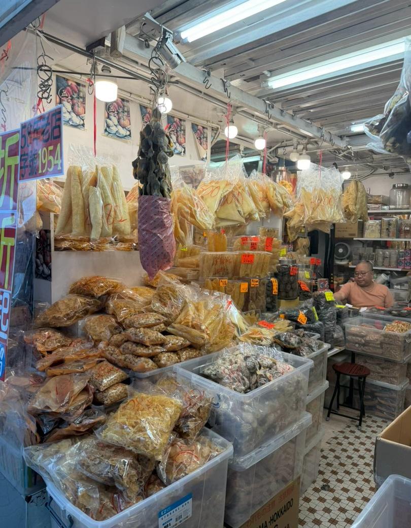 这个杂货店很神奇，他的东西都是掉在屋顶上的
因为可能会拍到老板，我就问一下老板我