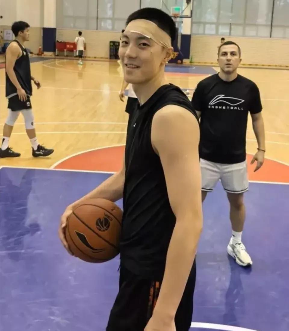 男篮后卫综合实力前六：

崔永熙（NBA）
赵纬伦（美大学联赛）
胡明轩（CBA