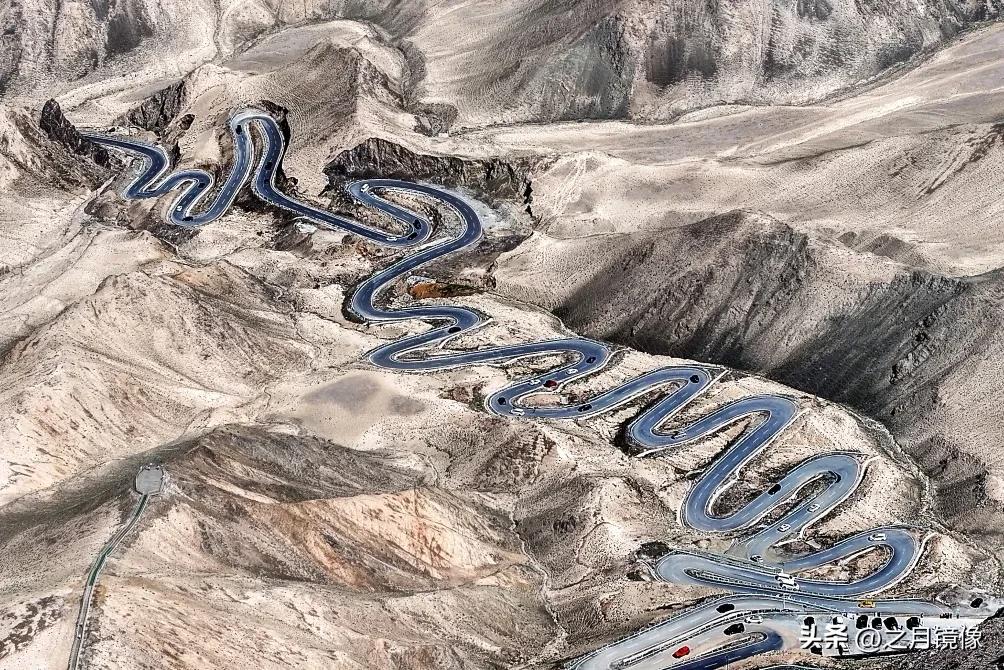 南北疆航拍2025: 盘龙古道
      昆仑西峙，古道新蟠。青练盘空，舞于雪