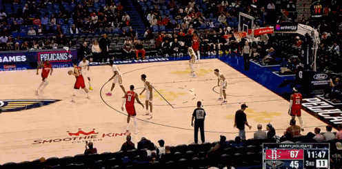 单臂隔扣！申京这球好硬！
在今天NBA常规赛火箭对阵鹈鹕的第三节比赛中，申京弧顶