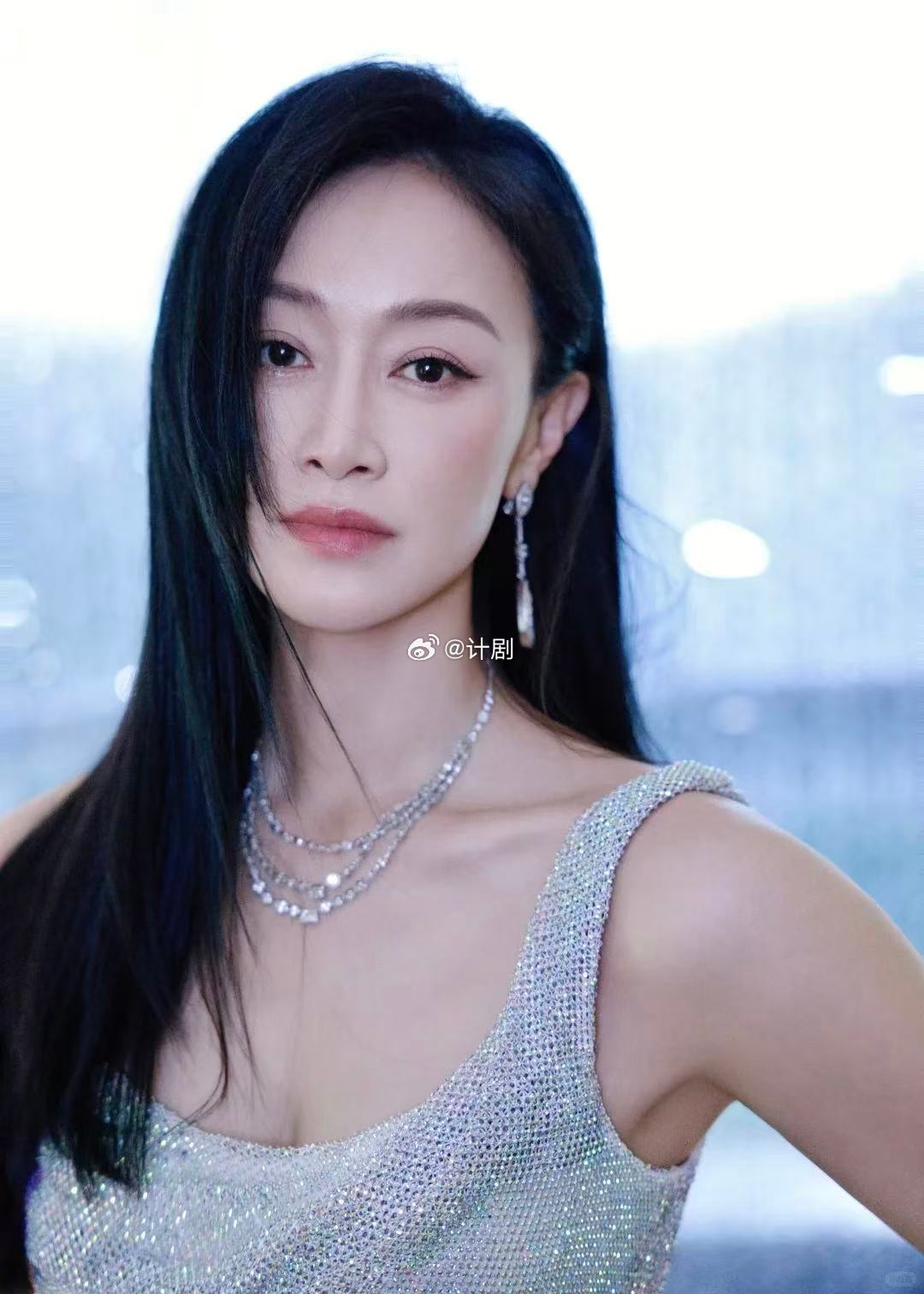 赵子琪出发浪姐机场路透赵子琪出发录制浪姐7 姐姐出发去浪姐了，黑色外套配牛仔裤低