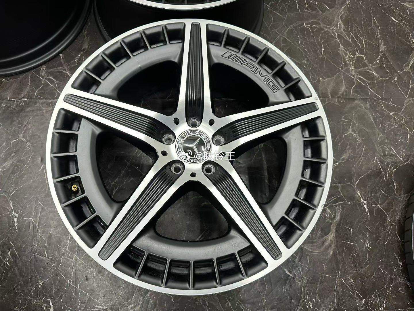 20寸奔驰EQE53 AMG 意大利进口原厂正品拆车 ，成色原漆轻微小花 ，EQ