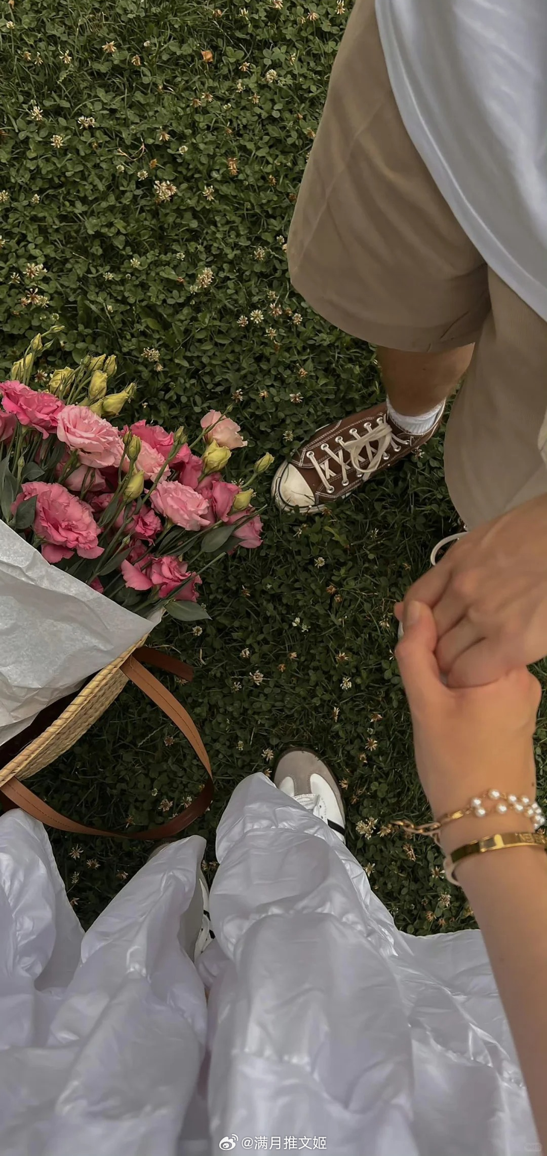 “当我离开你，世界的心跳停了，好像松弛的鼓皮。”——艾米·洛威尔《出租车》晚安