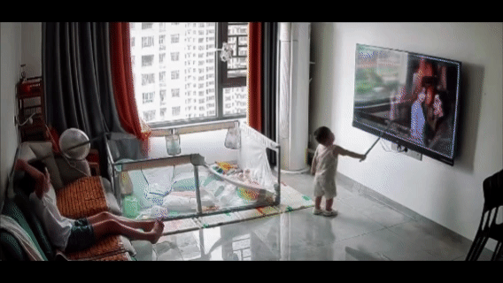 家里有小孩的，
就应该买带钢化玻璃的电视机，
不然就可能是这种结果…