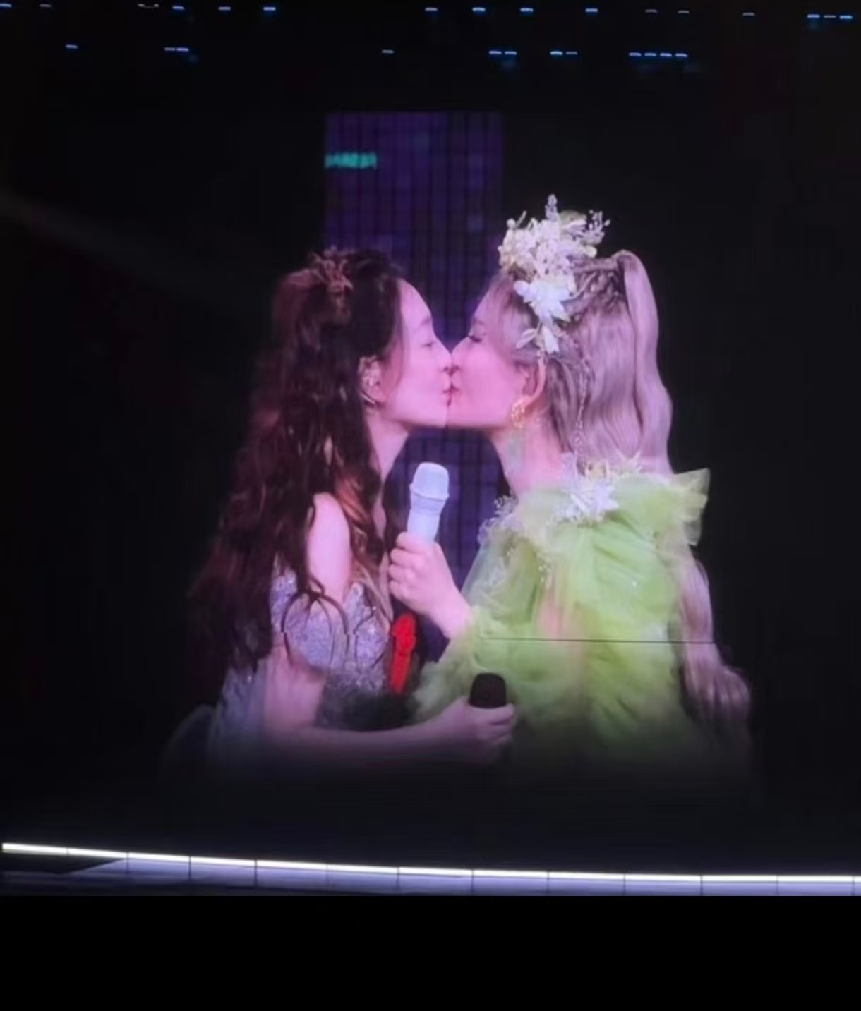 谢娜李小冉在演唱会亲上了 谁说娱乐圈没有真朋友？谢娜和李小冉这个吻，我看到了彼此
