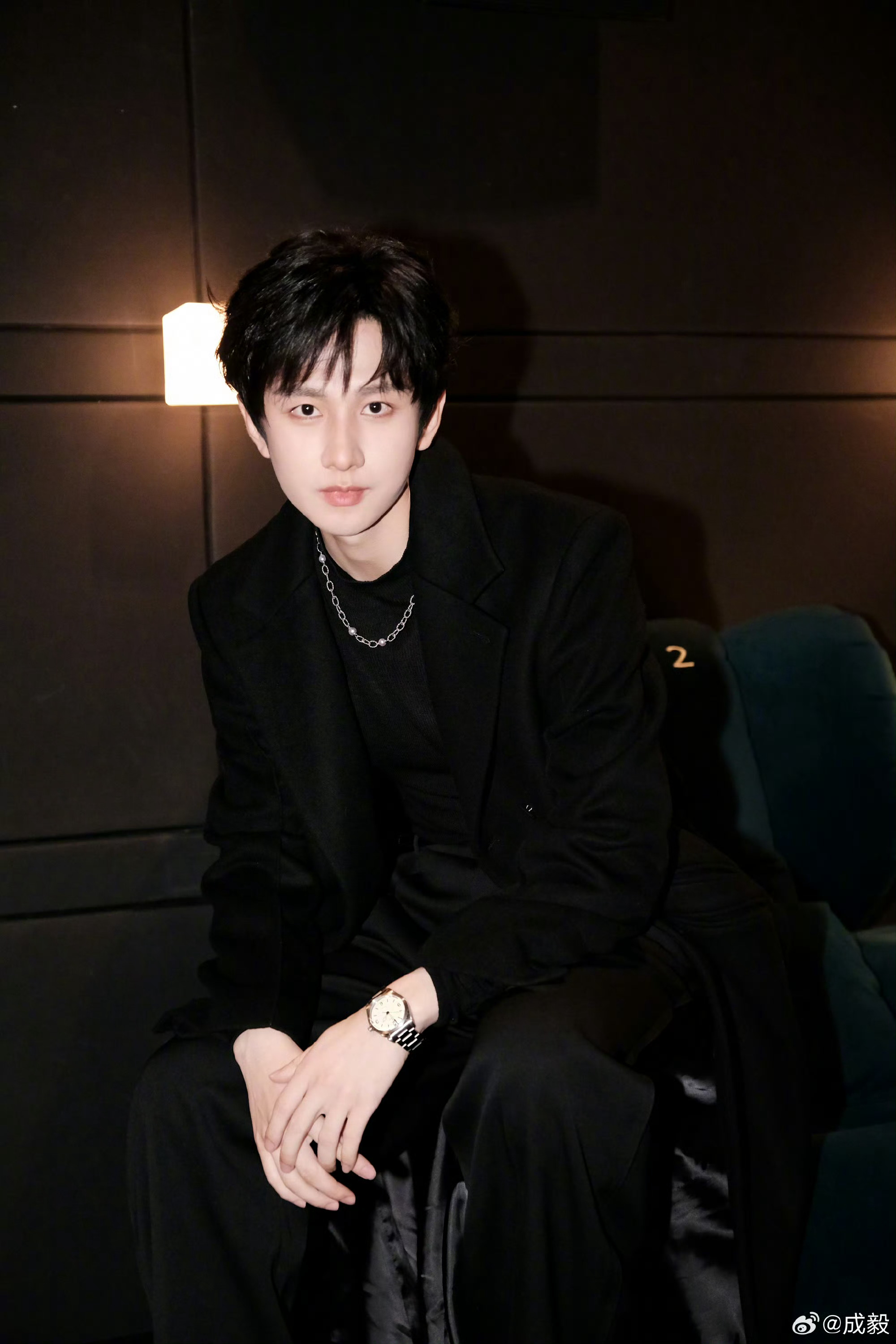 成毅六福续约成毅今年有两部S加影视作品六福珠宝续约成毅，品牌认可藏在官宣措辞里，