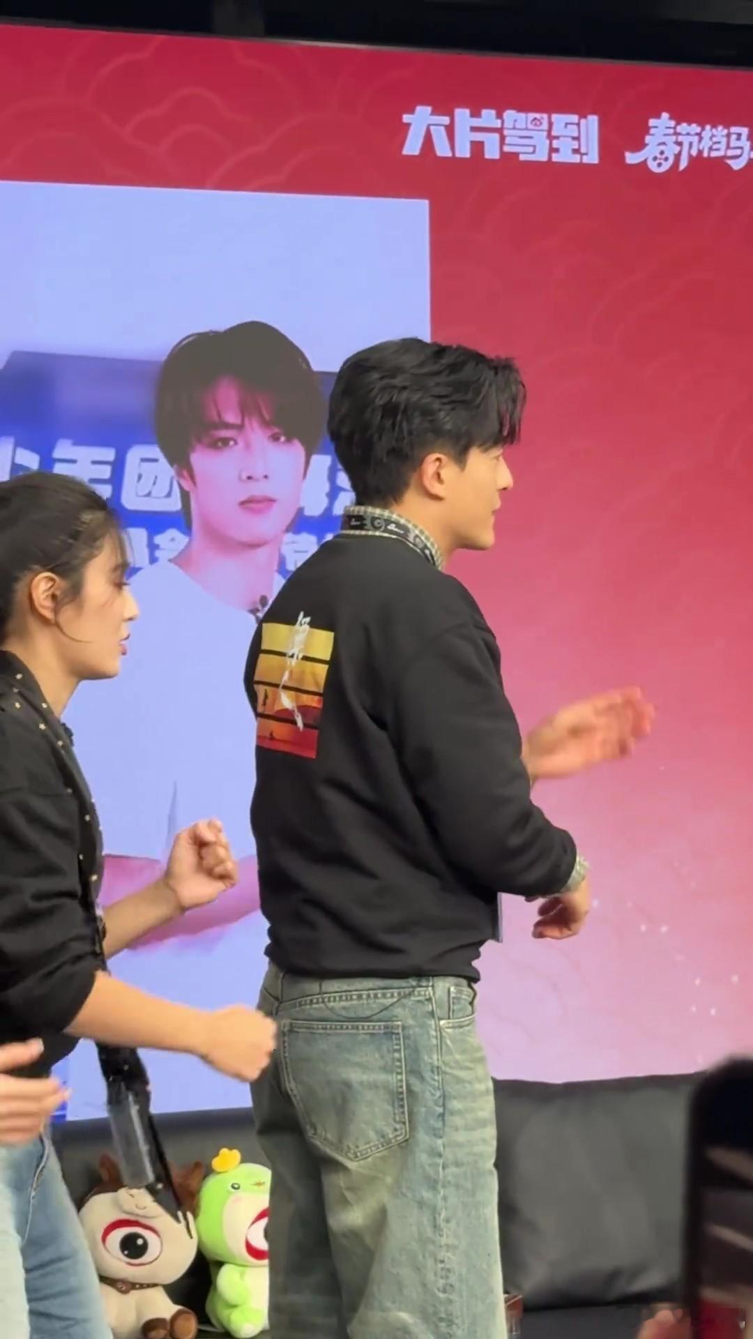 镖人剧组跟着刘耀文学刀马刀马 不得不说刘耀文跳刀马舞太有范儿了，一招一式都尽显专