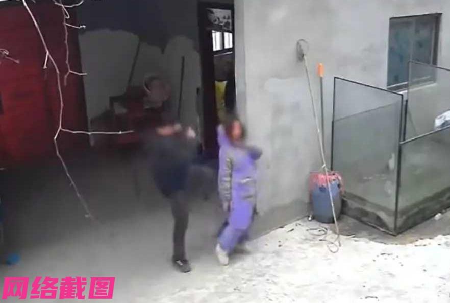 有女子过年被家里安排相亲，可她不愿意。

看女子为了拒绝相亲，没有换衣服还穿睡衣