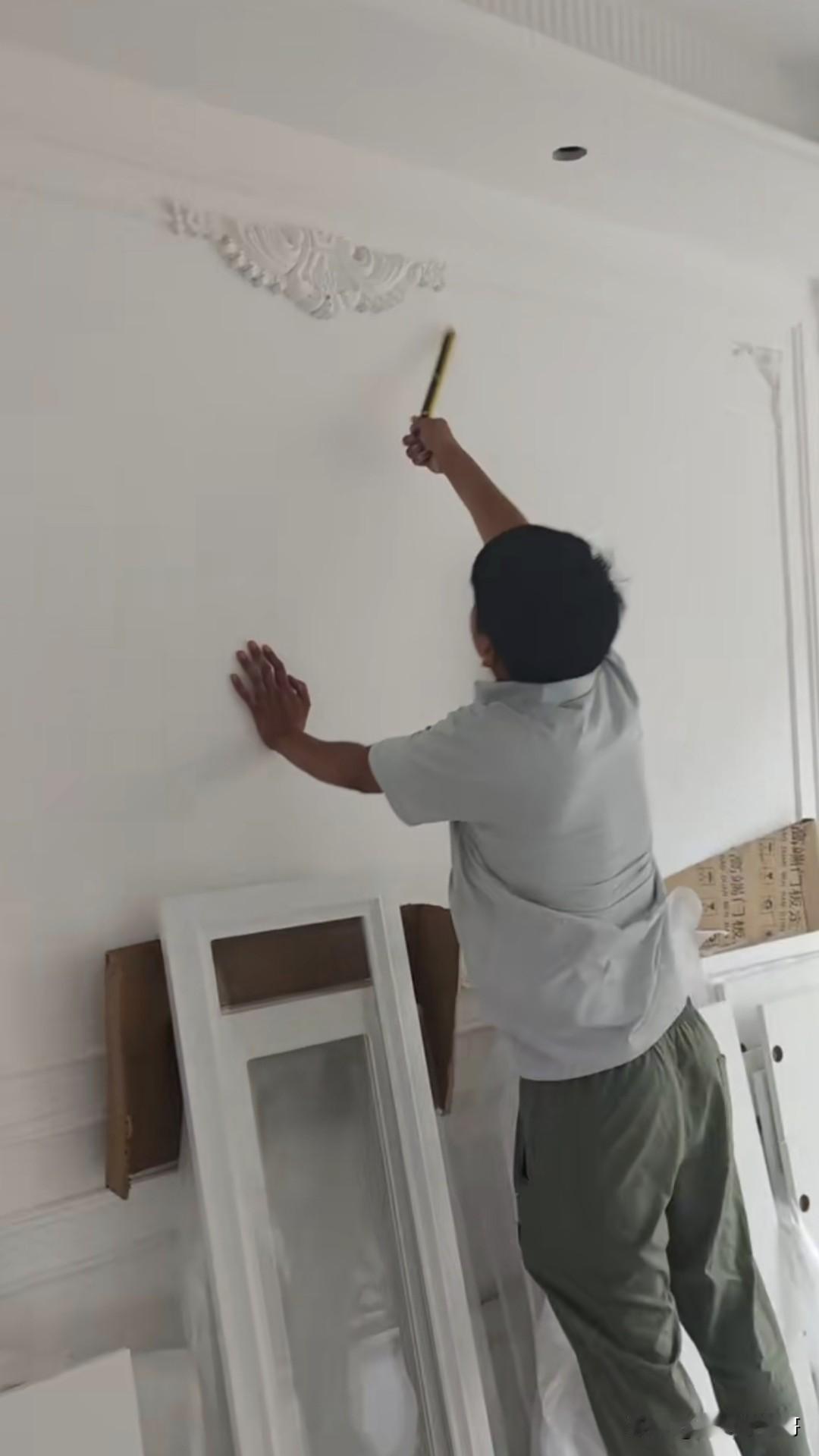 一装修师傅发视频称，自己接了一家全屋PU线条装修的工程，总价2.4万，完工后客户