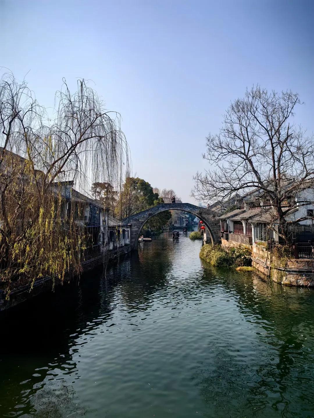 南浔古镇：白墙黑瓦青石板，烟雨水巷乌篷船。