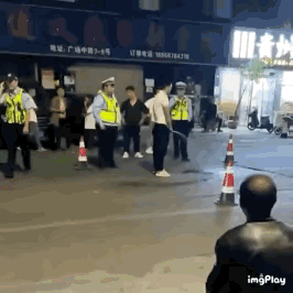 一男子在交警面前尿尿后逃逸 