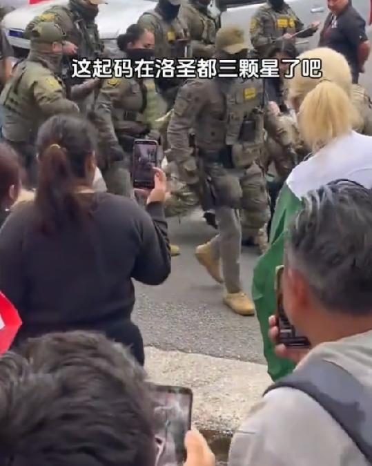 美国真是个“热闹”的地方。瞧瞧这美国工人在屋顶爆发激烈冲突，一男子直接被扔下屋顶