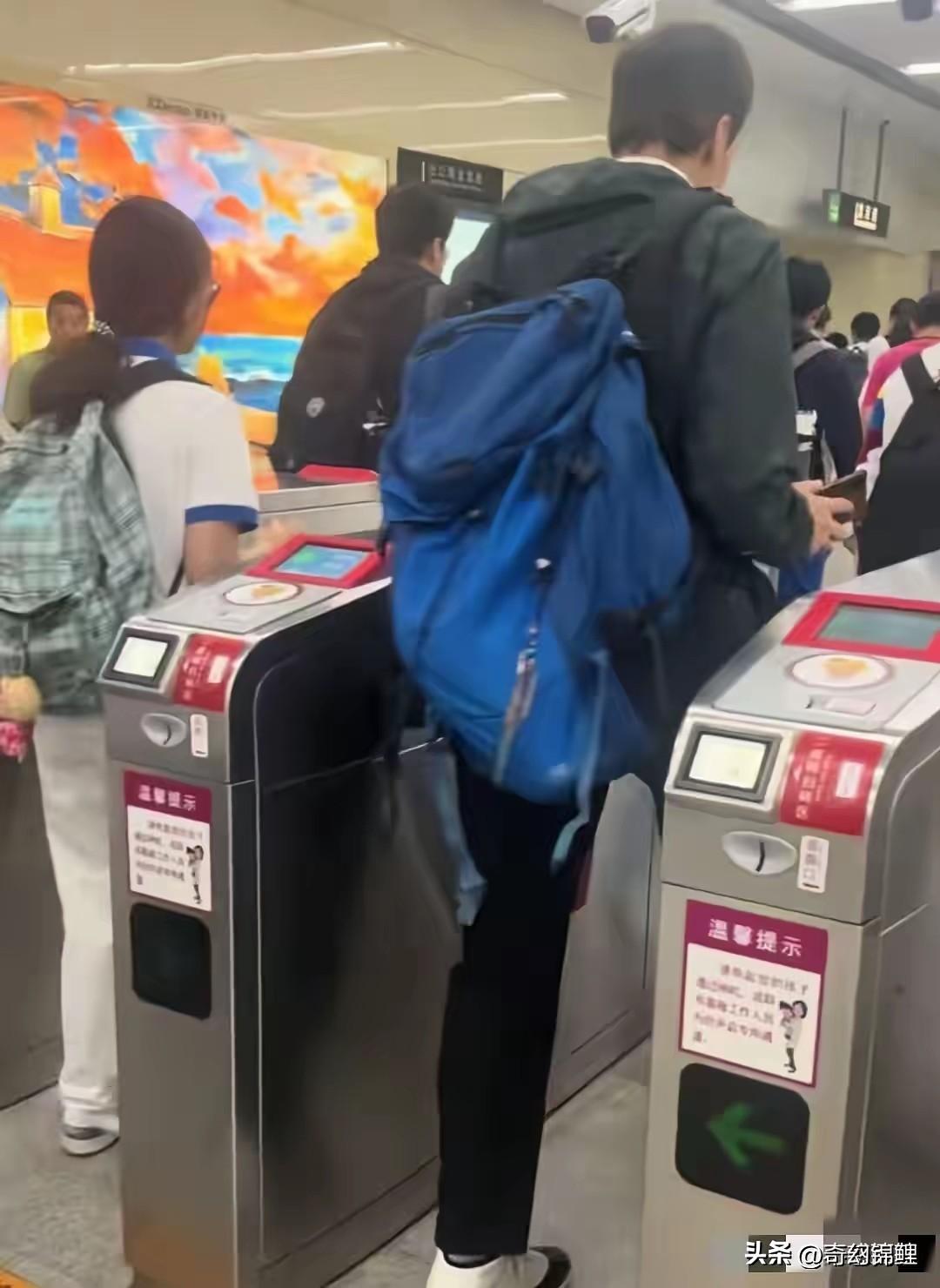脸都不要了，丢人都丢国外去了！

天津一名外籍外教，半年蹭地铁票终被抓！补缴票款