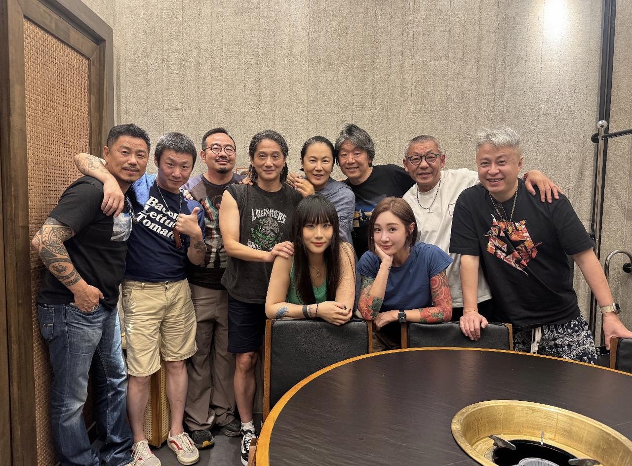 8月25日，李辉晒出一张合影，齐聚了北京摇滚圈的几位大咖。

老狼、高旗、李辉等