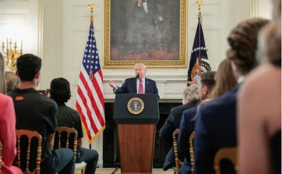 德国之声今天报道：“美国总统特朗普周二表示，美军拦截了中国送给伊朗的‘礼物’。