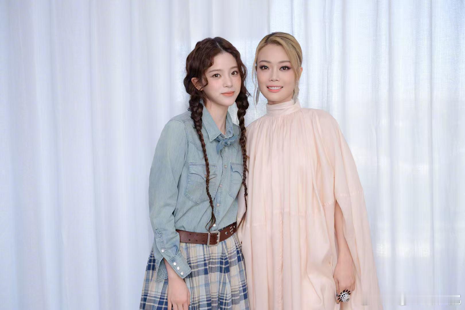 容祖儿晒和欧阳娜娜合照容祖儿欧阳娜娜脸颊比心容祖儿和欧阳娜娜同框啦，脸颊比心的模