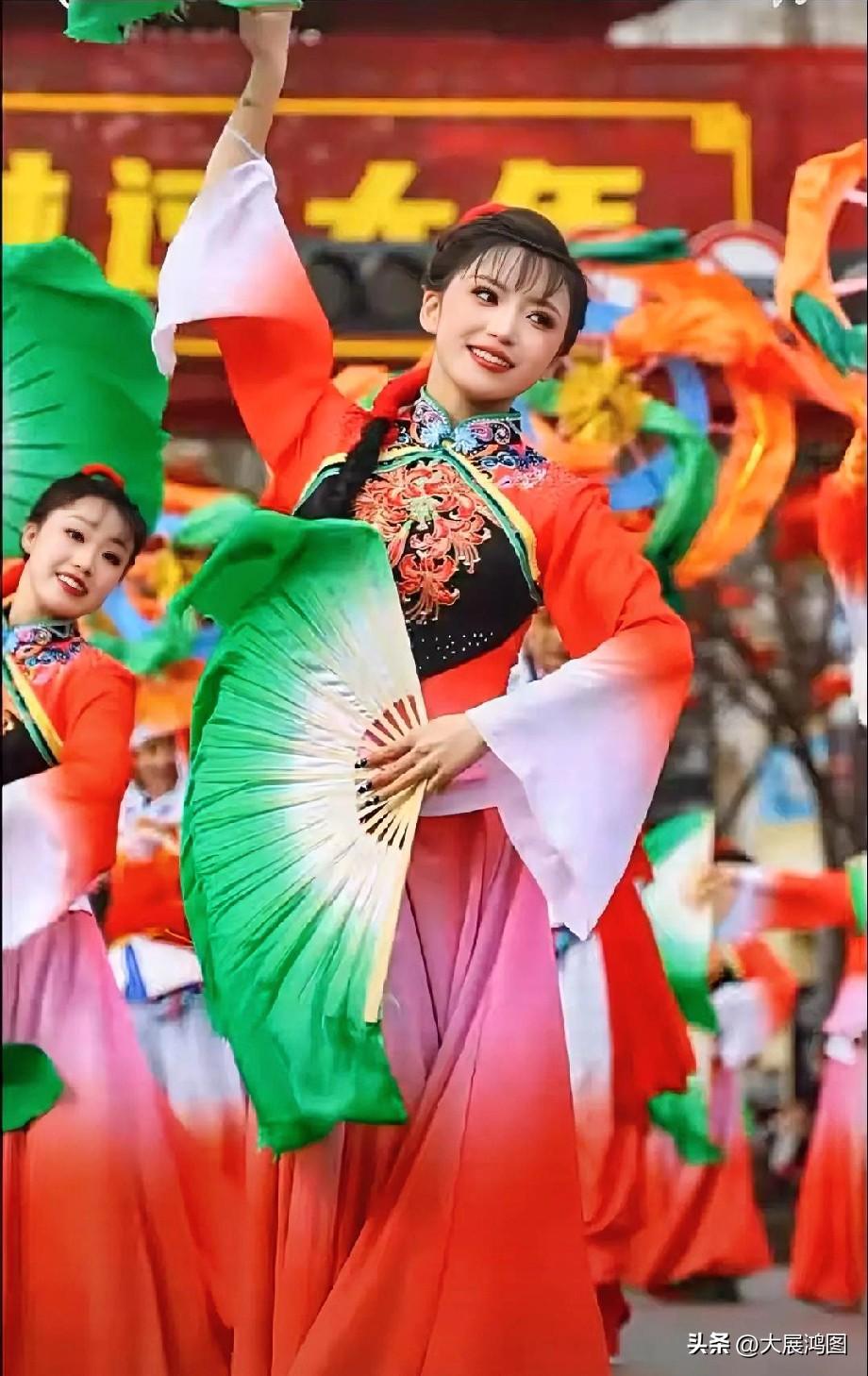 陕北秧歌队那可真是太有活力了！每次看到他们舞动起来，就感觉浑身的细胞都被激活了。