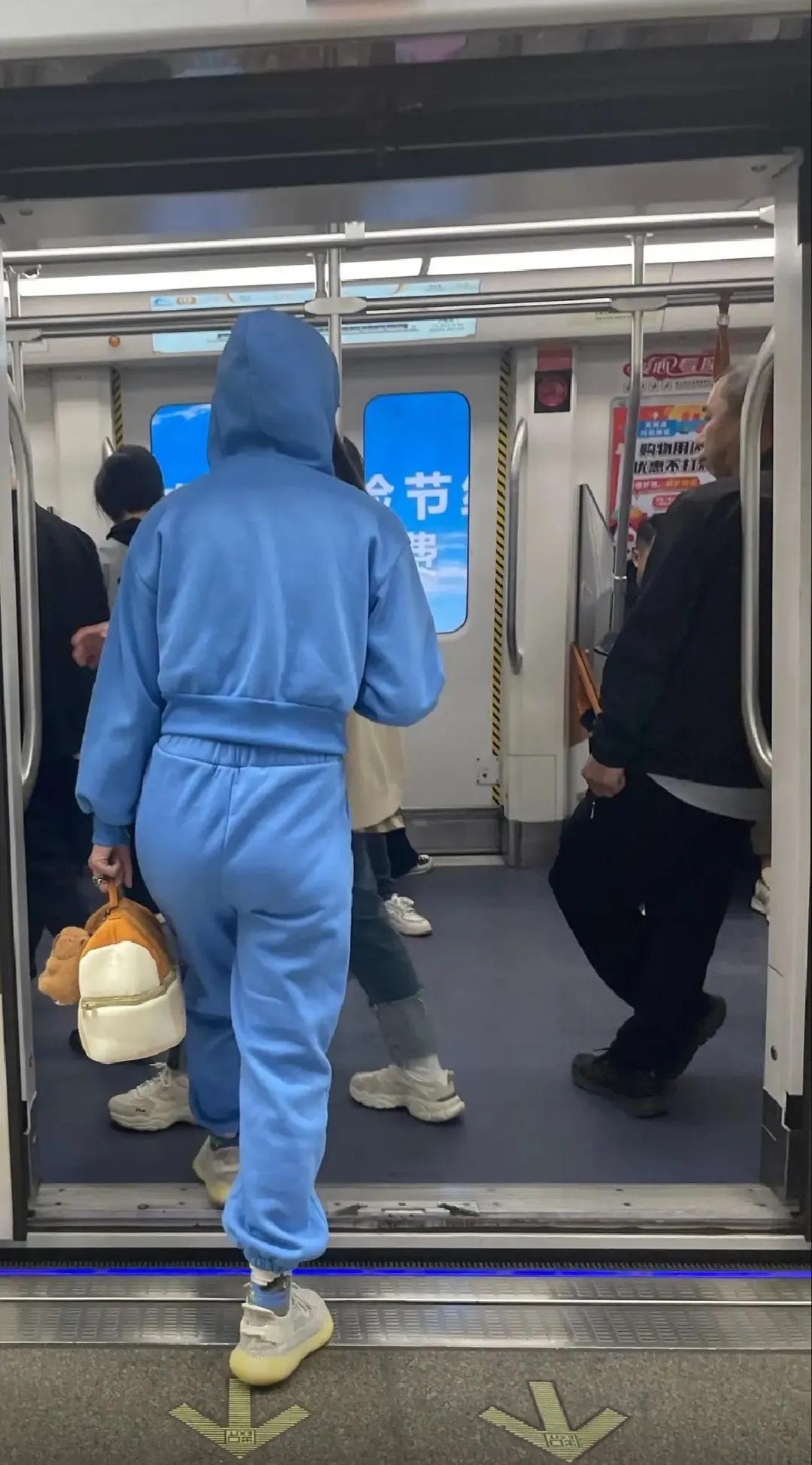 坐地铁看到这身衣服被吓一跳，以为又要回到那难忘的三年，现在回想起来那三年真的很扯