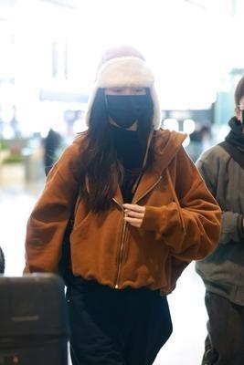 宋妍霏戴着雷锋帽走机场，这造型真是让人眼前一亮呀！呵呵，今年是不是流行雷锋帽呢？