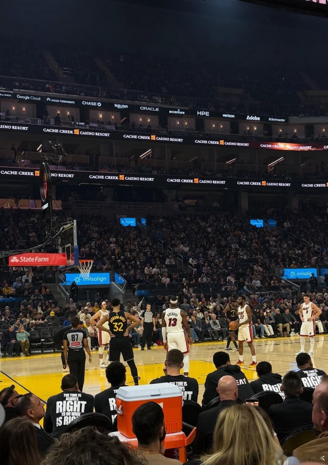 嘴哥上半场取得18分4篮板1助攻，下半场仅得1篮板热火vs勇士巴特勒膝盖受伤痛苦