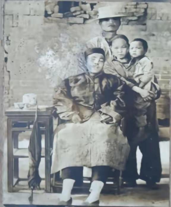 这张照片拍摄时，烈士已经牺牲，是国内极为特殊的一张烈士遗影！妻子温曹氏怀抱幼子，