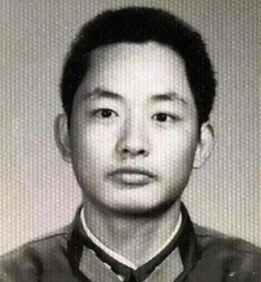 1984 年老山轮战，解放军排长李海欣带领 14 名战士坚守 142 号高地。他
