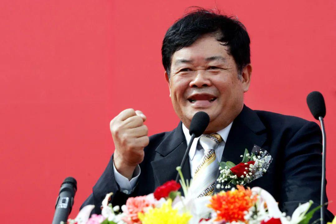 2015年，曹德旺拿出100万，帮助小女孩换肾。谁能想到，小女孩恢复健康后，给曹
