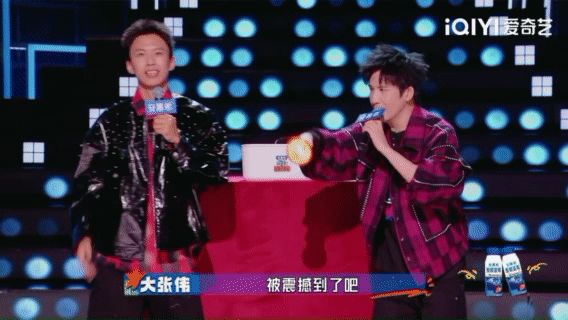 大张伟付航0帧开唱怎么躲笑到捶桌！大张伟×付航简直是内娱活宝组合，奇奇怪怪的道具