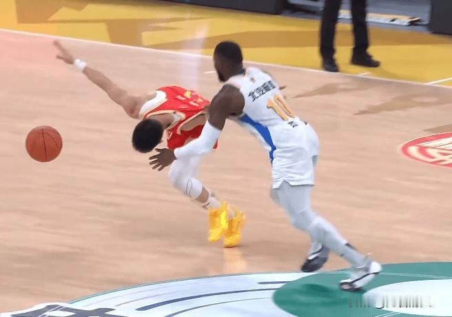 杰曼被抢断气急败坏，拉拽球衣吃到违体犯规




杰曼本场打的不错，但是失误很多