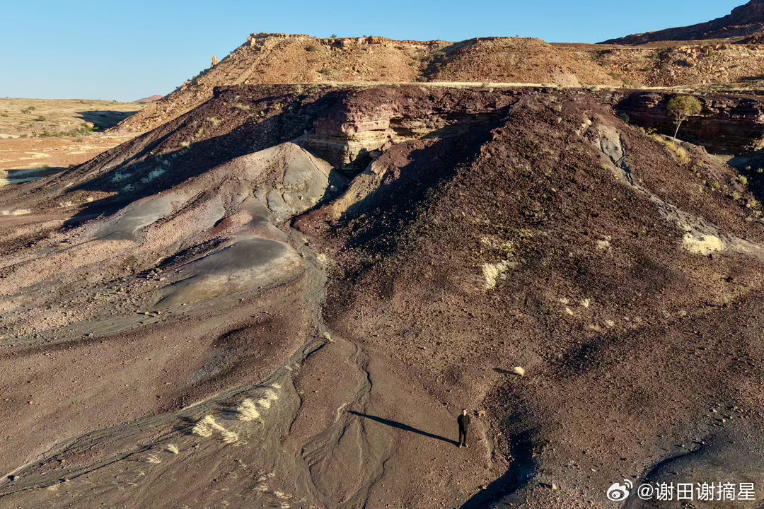 纳米比亚北部达玛拉兰地区的燃烧山（Burnt Mountain）和节理石柱（Or