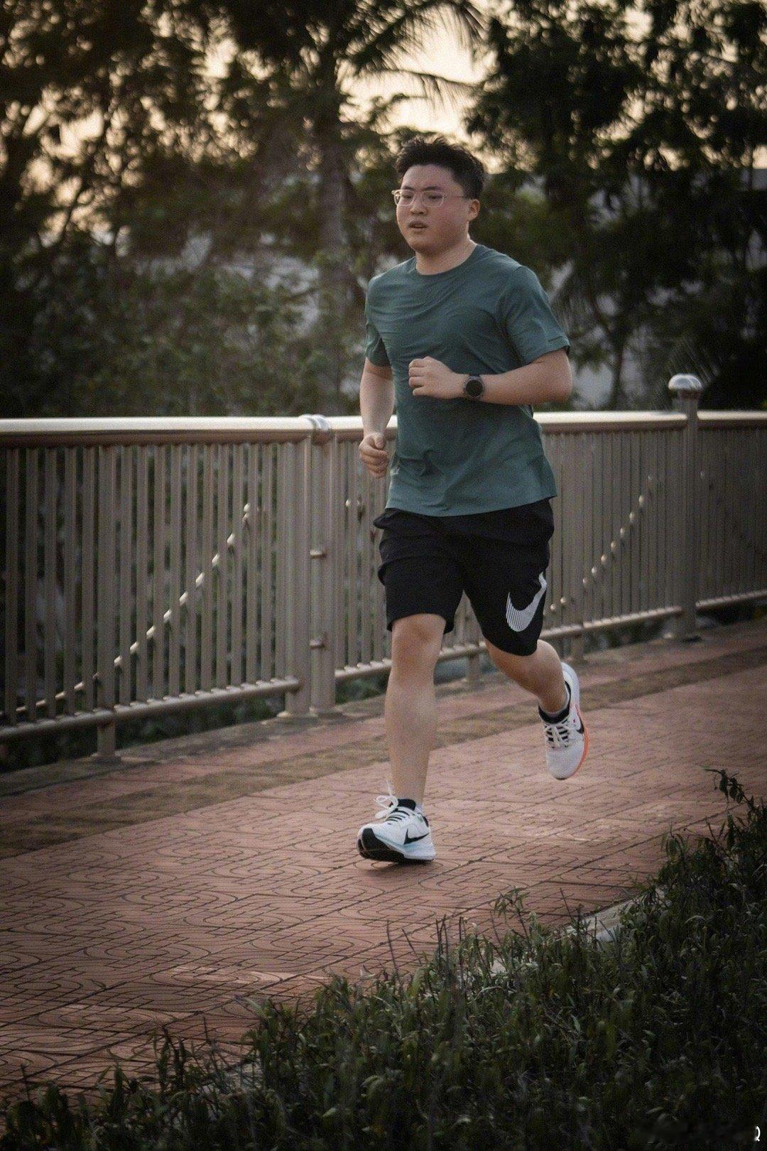 #Uzi瘦身效果爆炸#乌兹真的逆袭了！Uzi近照瘦身效果爆炸：前后对比打职业那会