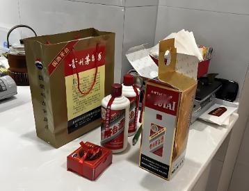 人在江湖，要么你是送礼的，要么你是收礼的，如果你不收也不送，对不起，这辈子也只能