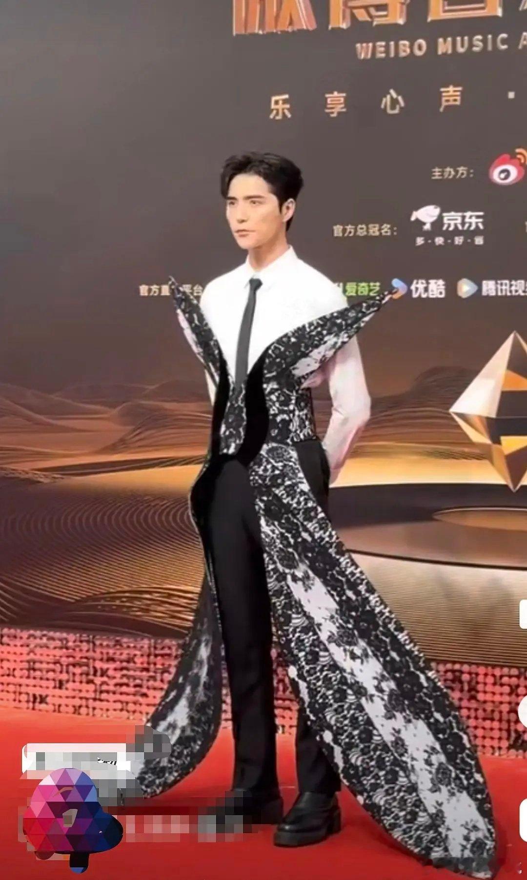 为什么要把自己弄得男不男女不女的。。。 ​​​