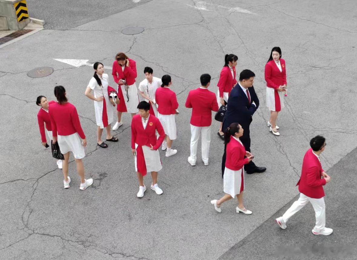 咱就是说不能让女运动员们穿裤子吗[允悲]#表彰大会路透# ​​​