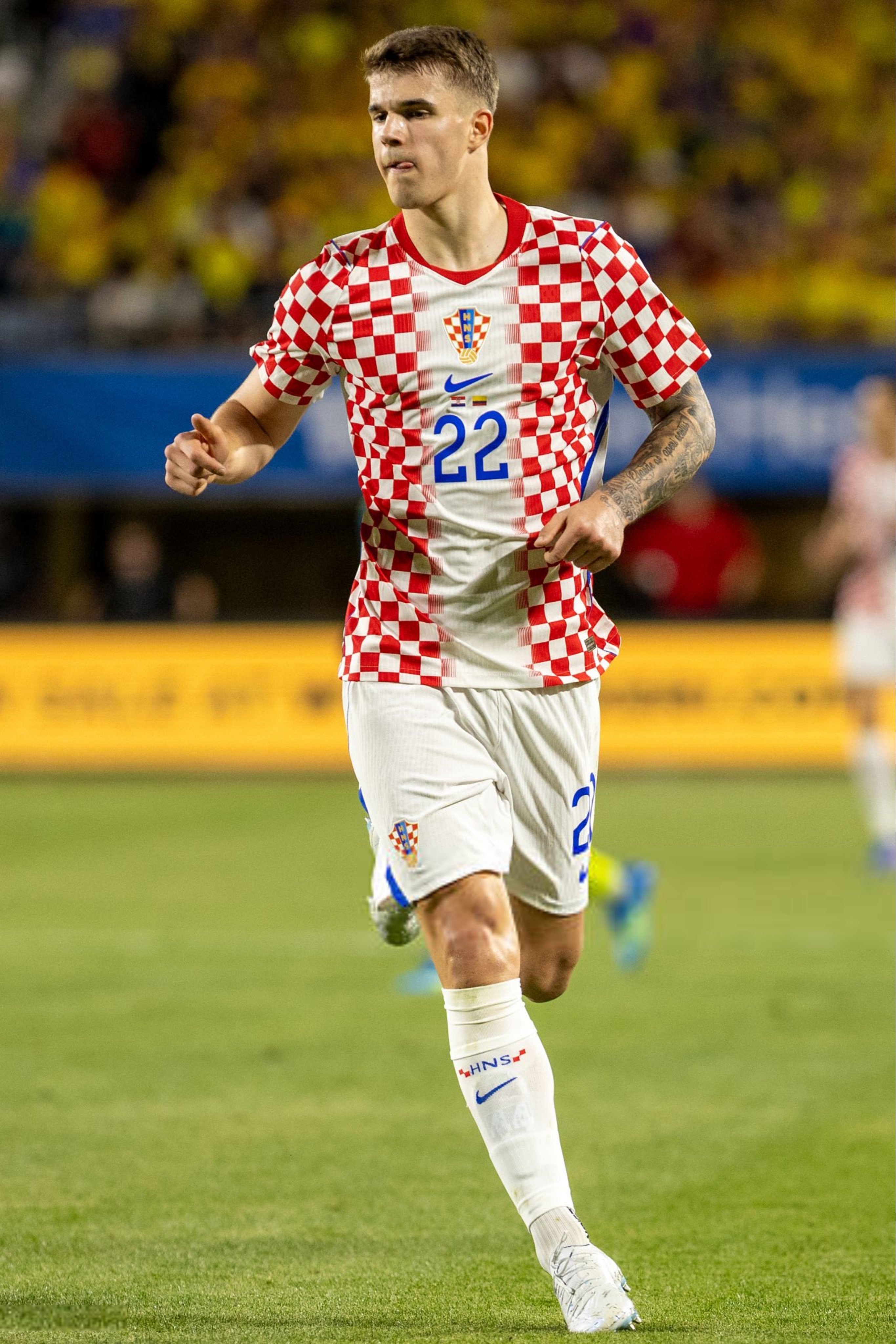 每体：巴塞罗那对托特纳姆热刺后卫卢卡·武斯科维奇的兴趣不会受到巴斯托尼潜在签约的