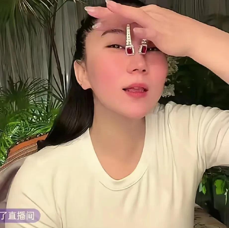 coco在这个节骨眼上开直播，很多人跟着看热闹，觉得她是在消费逝者、吃相难看。咱