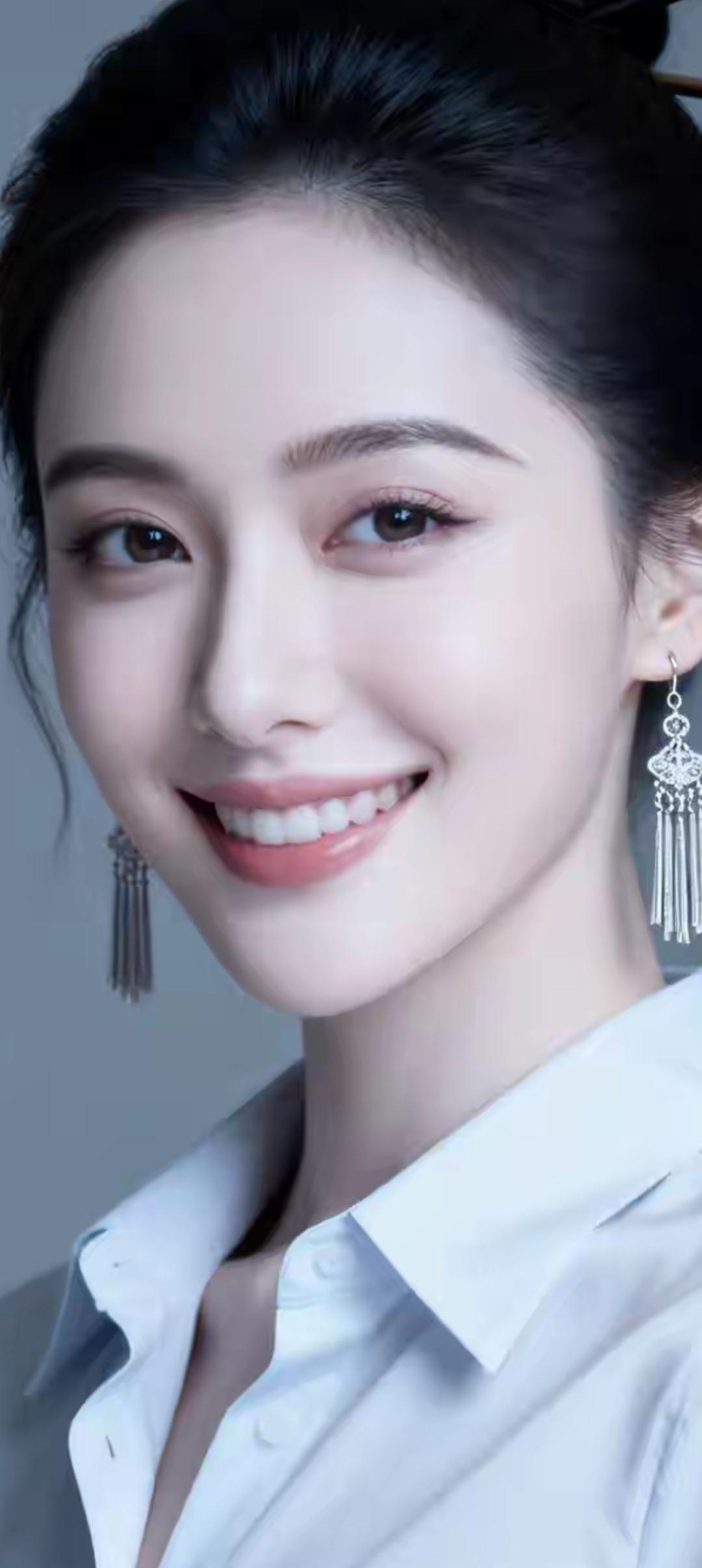 优雅微笑，闪耀耳环，白衬衫的清新魅力