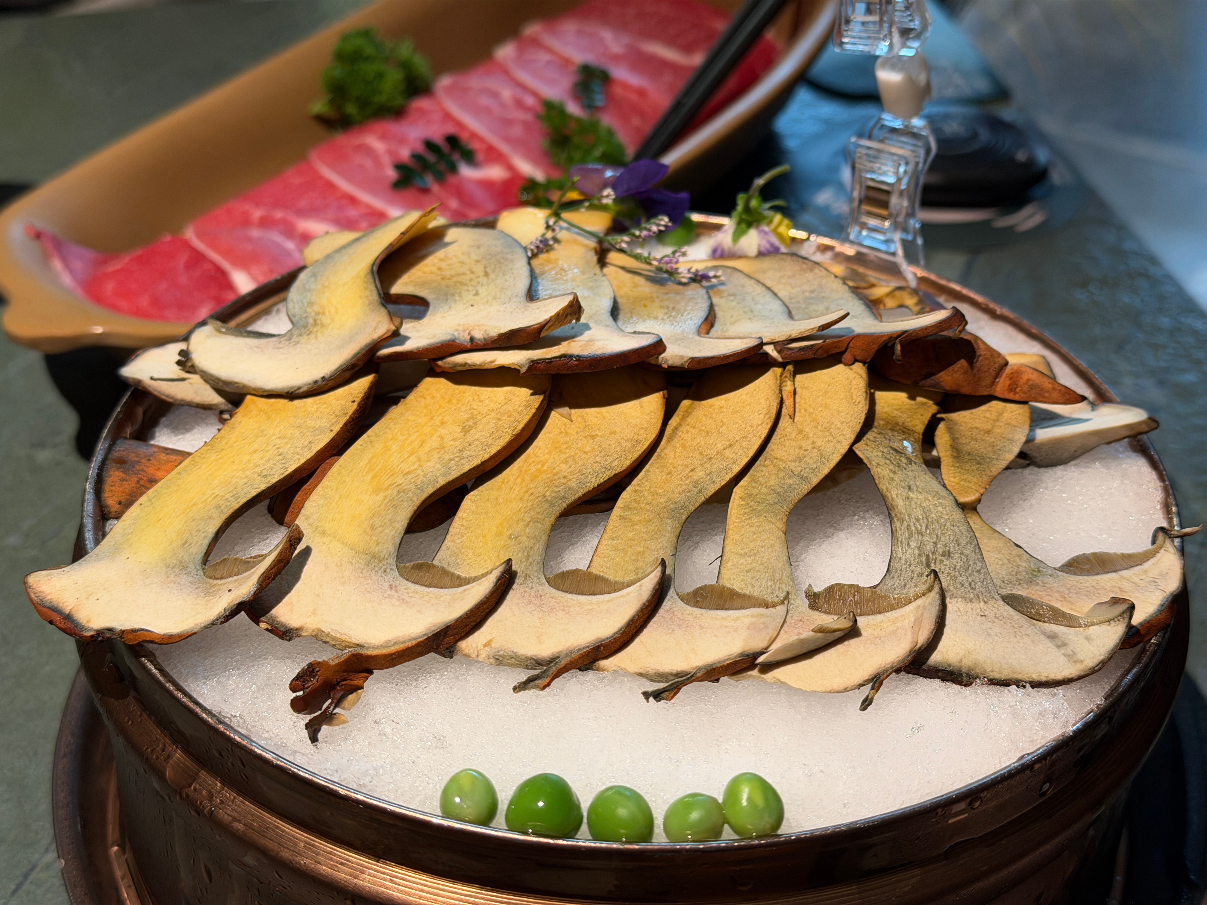 汉堡食记 假期最后一天给富贵过个生日，再来吃顿野生菌火锅点了见手青，看看晚上会不