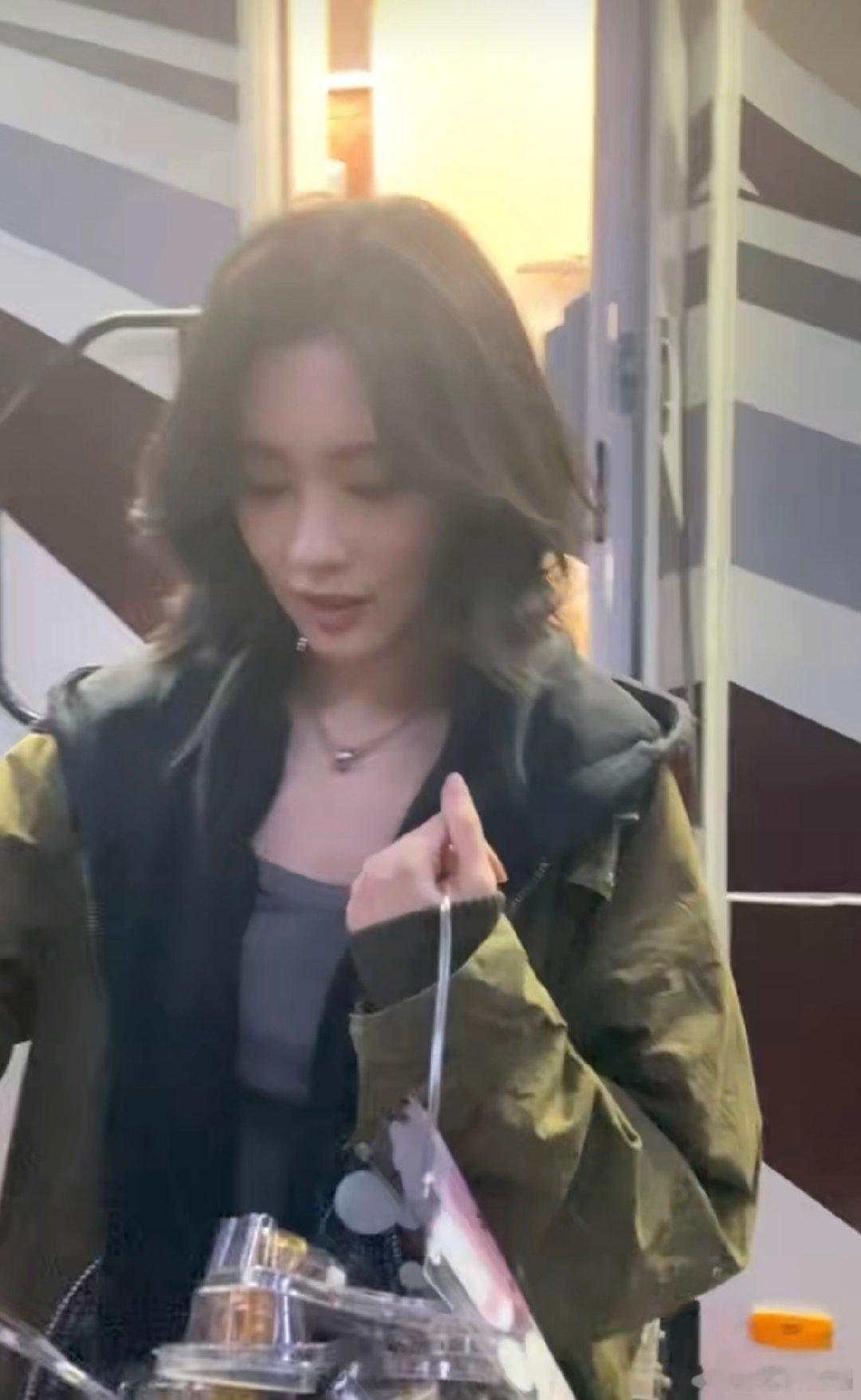 孟子义发面膜  孟姐亲自发面膜给粉丝，不仅颜值高，心地还这么善良，爱了爱了！ 