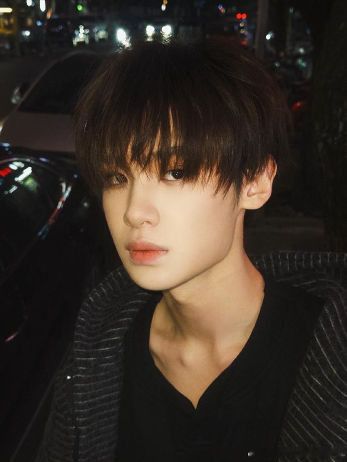 这个黄明昊真的很会夜色氛围感 