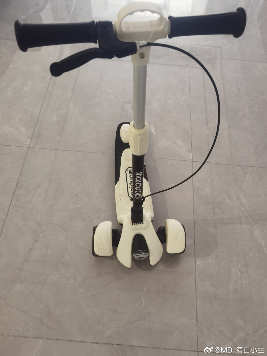 都这么大了还喜欢滑板车，总在屋里滑，墙面被她撞得坑坑洼洼的，其实我早就发现了，可