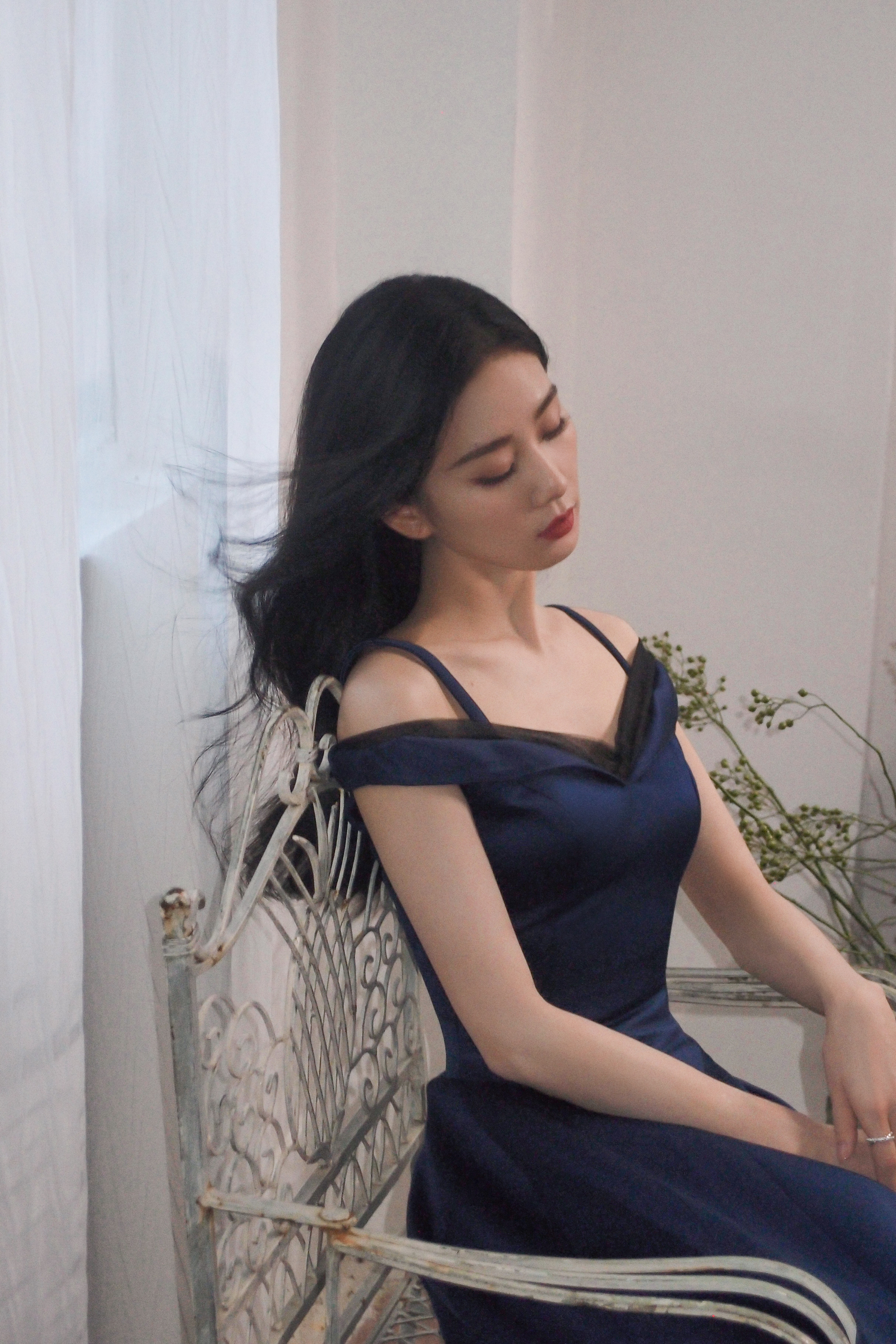 #刘诗诗[超话]##板报速报# 空气中弥漫的幽然与炽热，在一抹蓝色中融合。#凡士