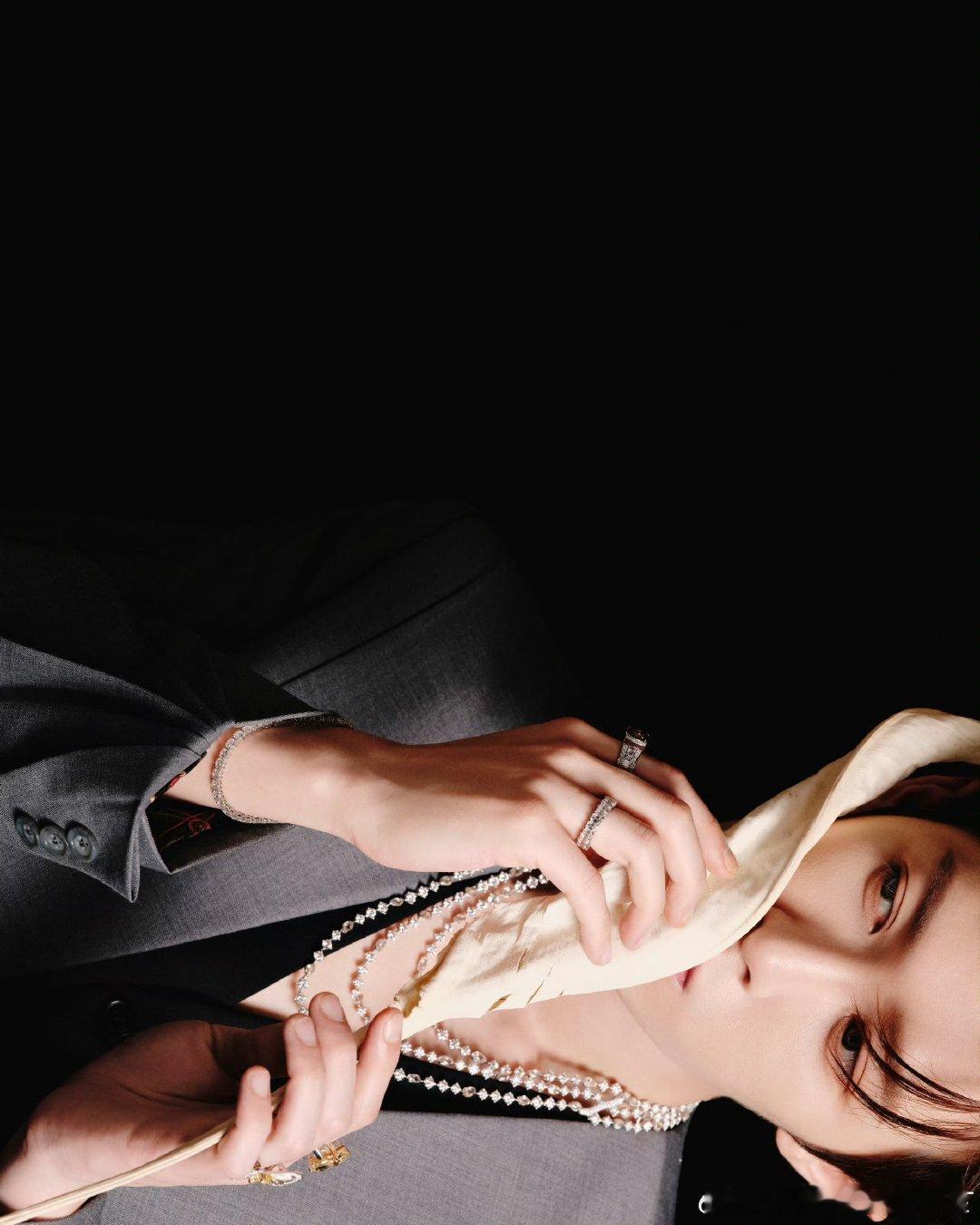 檀健次猜我今天去哪儿了檀健次最新大片来袭！从利落大衣到慵懒夹克，尽显摩登风范，优