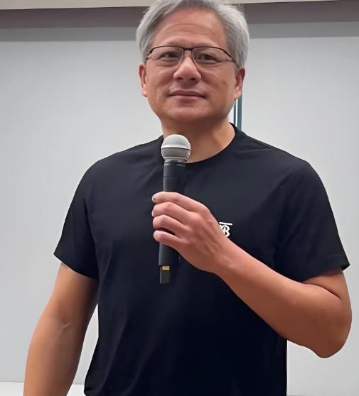 专机落地台北，千万级迈巴赫早已待命，可走下来的黄仁勋却让全场愣住。标志性的天价皮