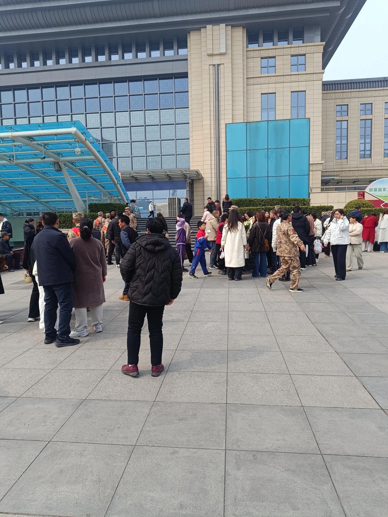 今年送兵的真的是比以前那是相当热闹，隆重啊，确实是应该这样啊，这么光荣的事情，多