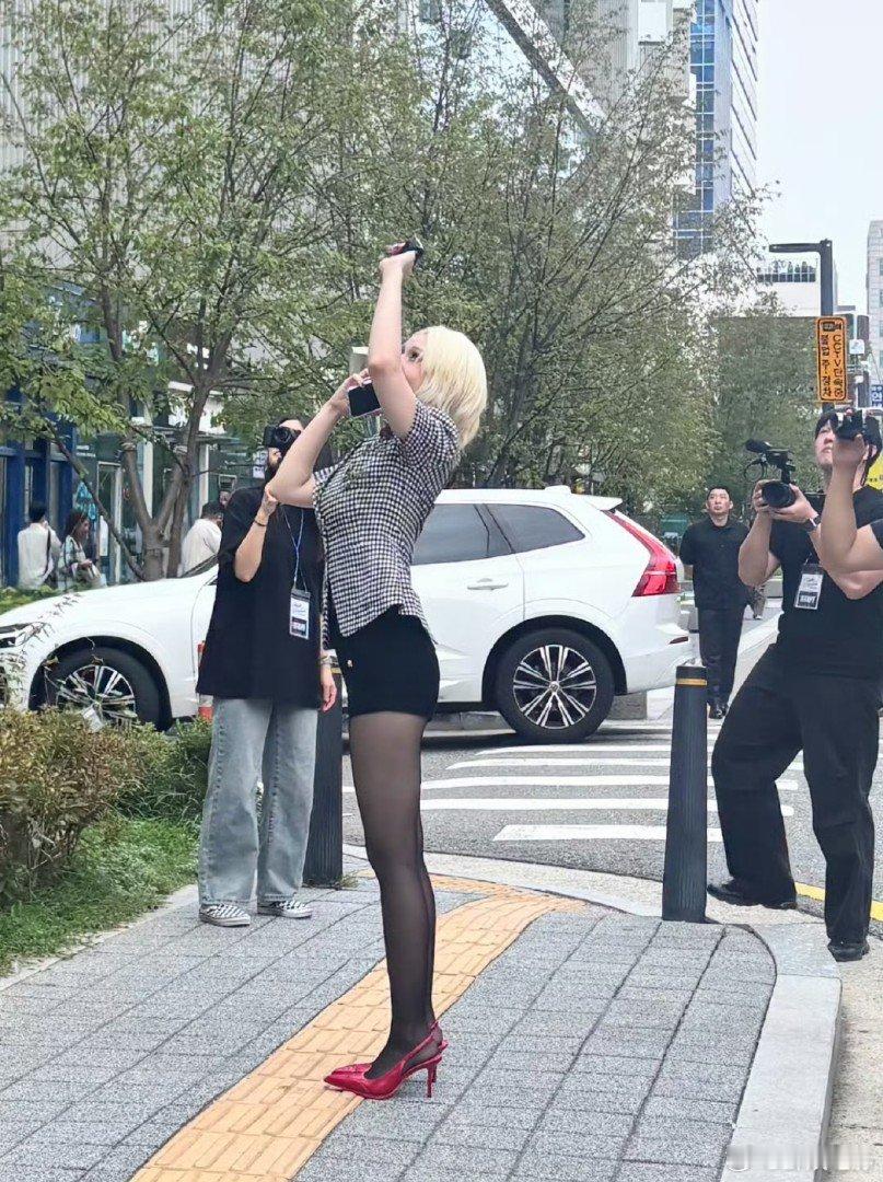 韩国圣水洞偶遇somi网友韩国圣水洞偶遇somi，好美！圣水洞偶遇somi ​​