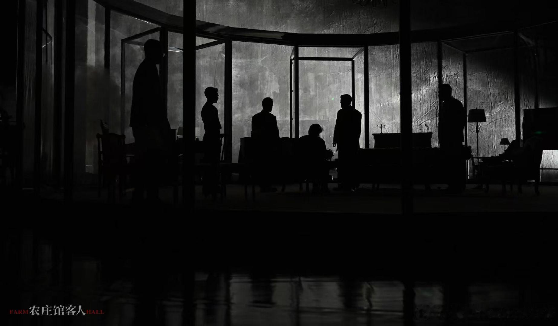 周末去看了《农庄馆客人》。好的话剧让人沉浸其中，好的表演让每位演员在舞台上都熠熠