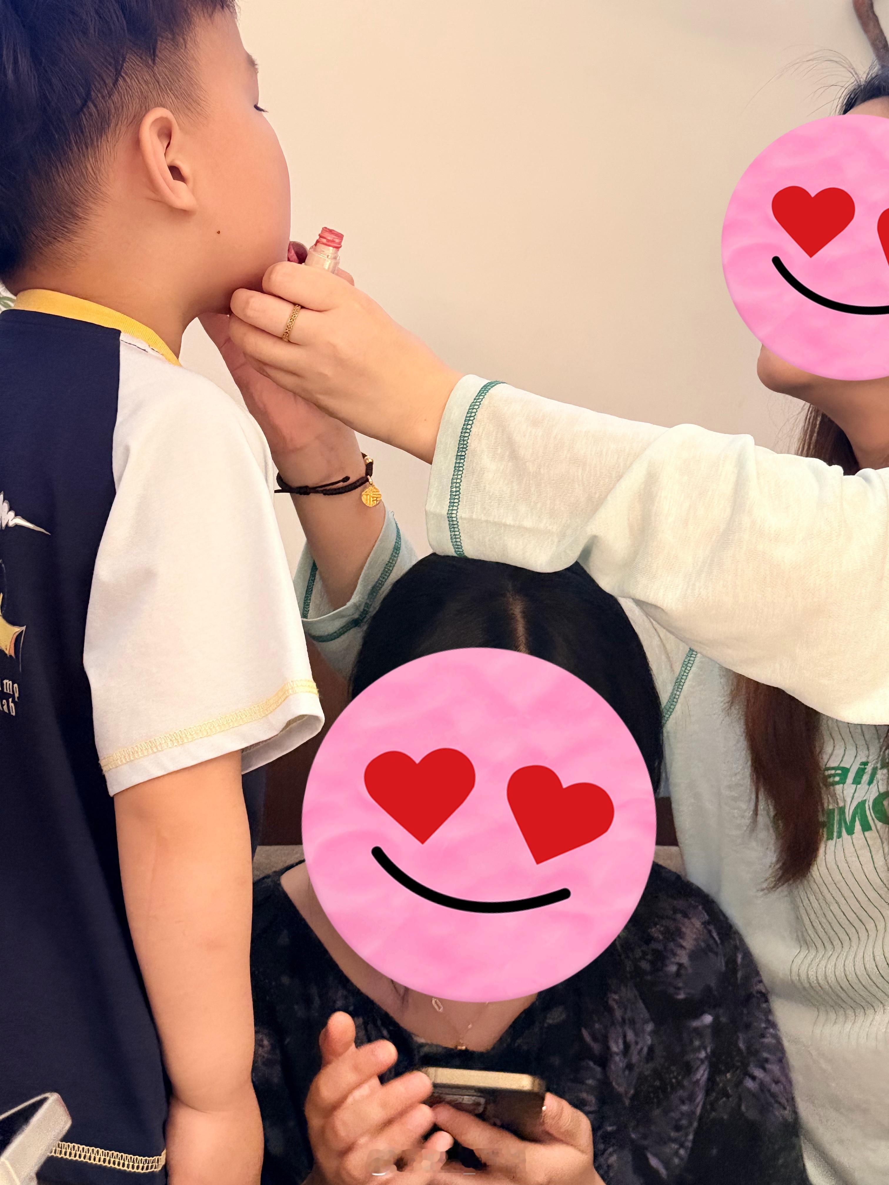 给我外甥涂口红想到一个词，养儿育女哈哈哈哈哈哈 