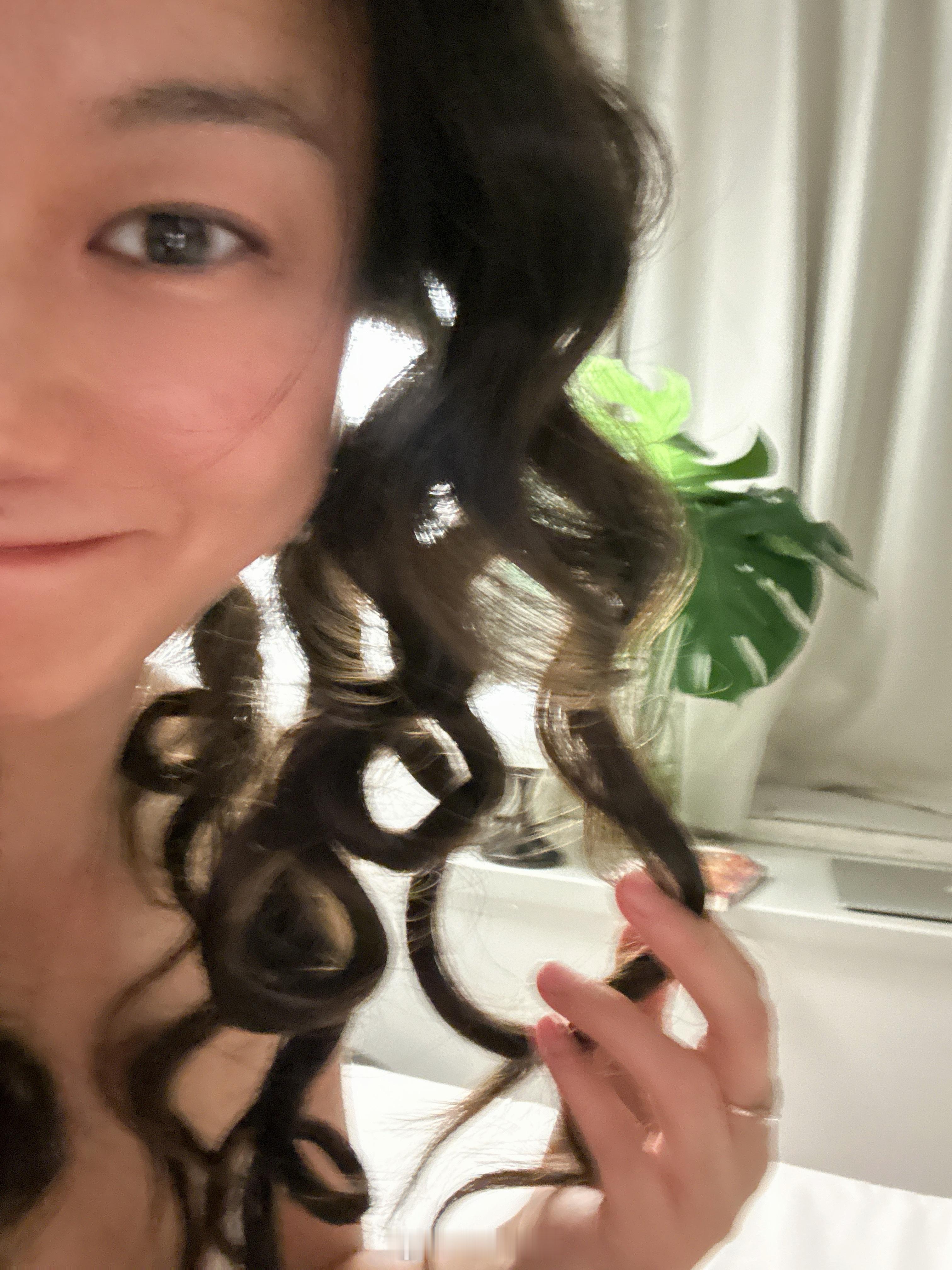太好笑了…头发吹了半干的状态缠绕在一根海绵棒棒上，取下棒棒后成了方便面🍜还好洗