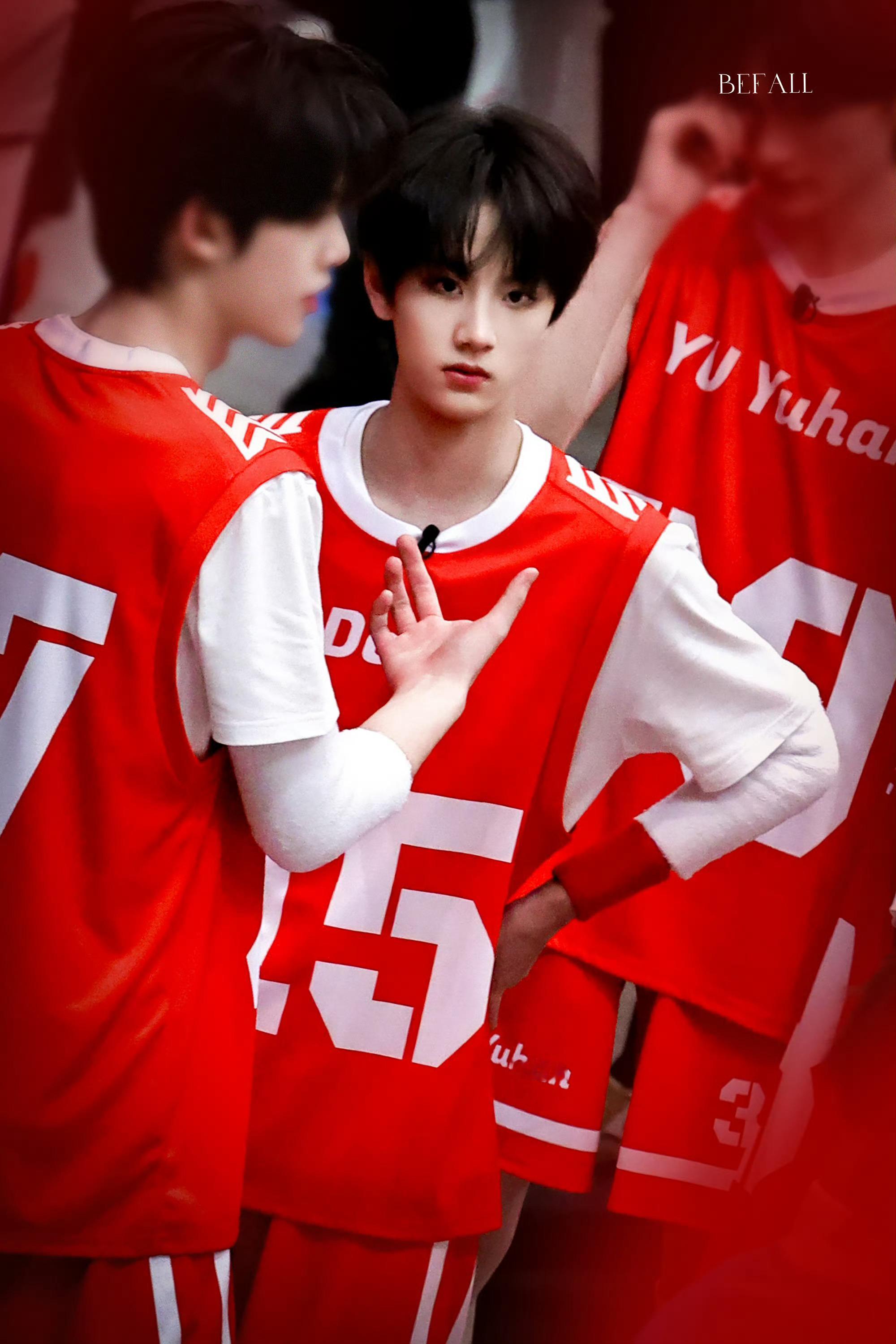 TF家族运动会VCR去年运动会上的李煜东完全小孩，时隔一年，整个人都褪去稚气，期
